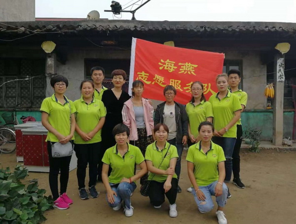 李倩和海燕志愿团队到贫困户家打扫卫生.JPG