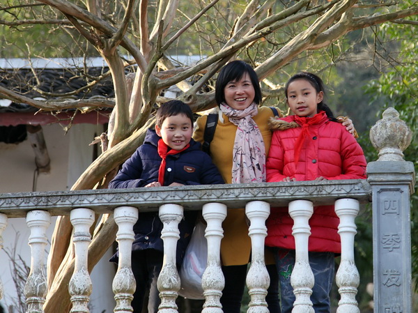1杨霁和她帮扶的那俩孩子，一个上五年级、一个四年级了.JPG