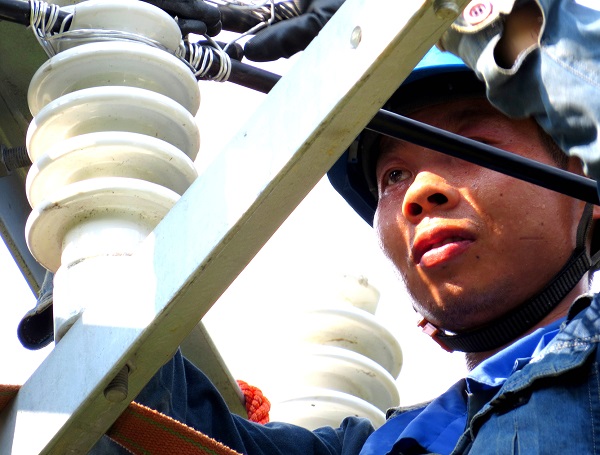 电力职工，在荆芭岭村进行农网升级改造的情景2.JPG