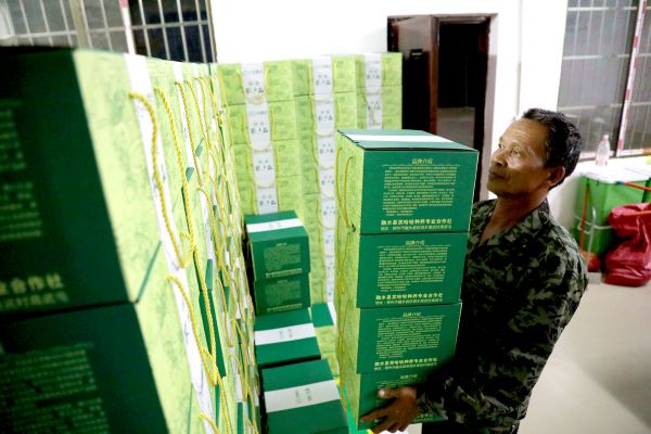 图5：9月5日，在广西融水苗族自治县拱洞乡高武村，村民在搬运包装好的生态稻米礼盒。.jpg