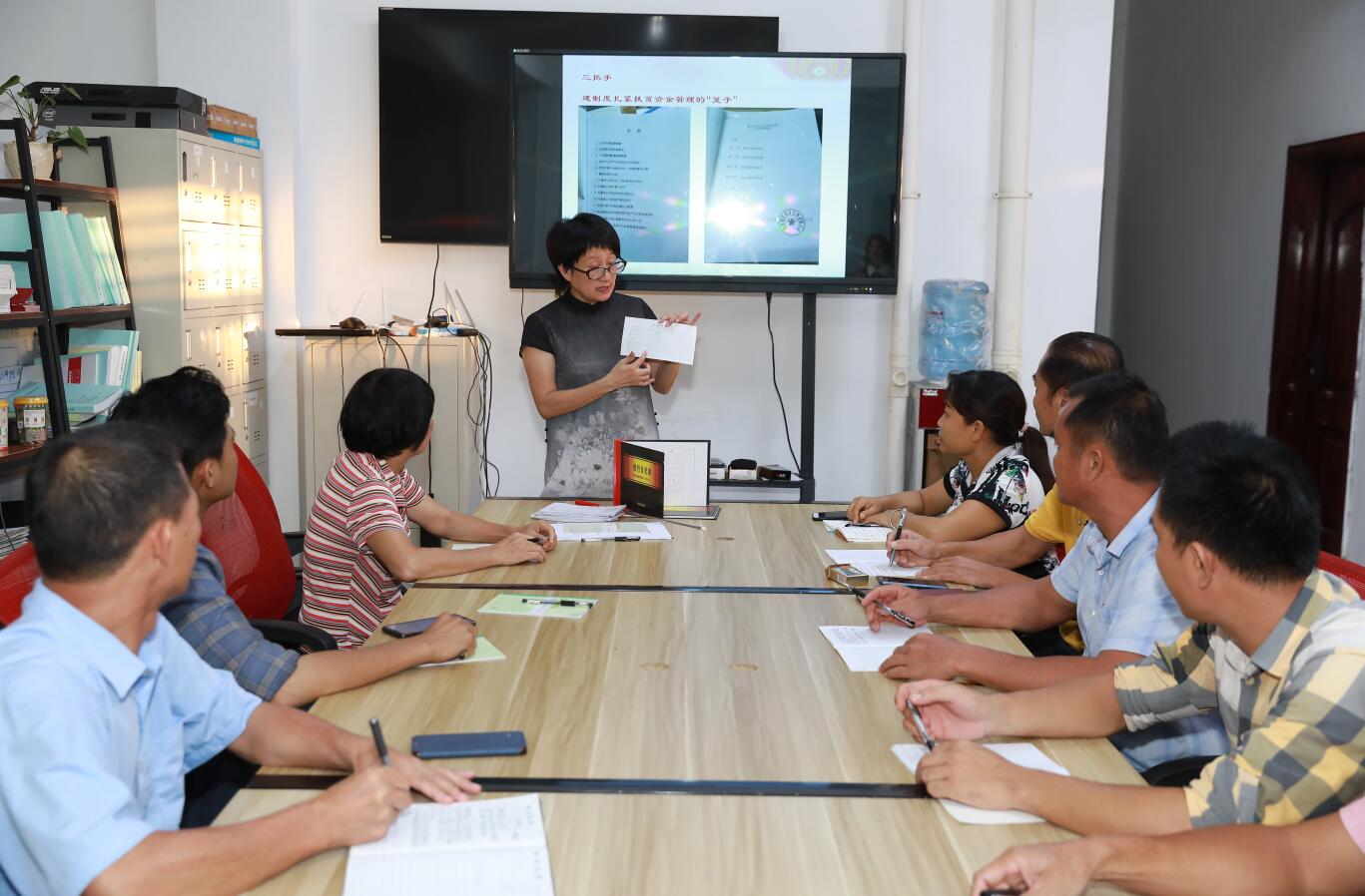 2019年9月7日，海南正和职业培训学校校长、创业辅导中心创办人姚佩君对村集体企业负责人进行业务培训