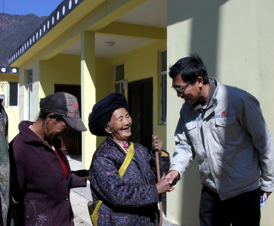 木楠村老奶奶向扶贫工作队员表达感谢.JPG