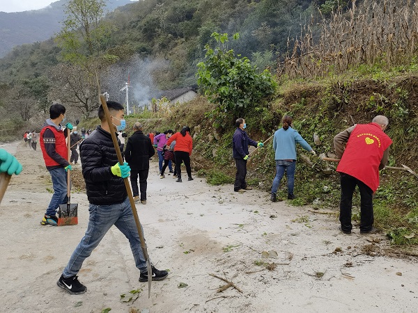 陕西省镇安县回龙镇组织党员、群众对村组道路进行清扫及综合整治。.jpg