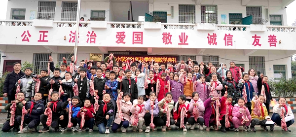 1月21日，在三江侗族自治县独峒镇知了小学，老师和爱心人士与获奖学生合影留念。1 梁秀明 摄.jpg