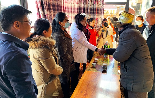 2-2021年12月，东吴期货乡村振兴工作小组赴西藏拉萨市开展乡村振兴帮扶工作 .jpg