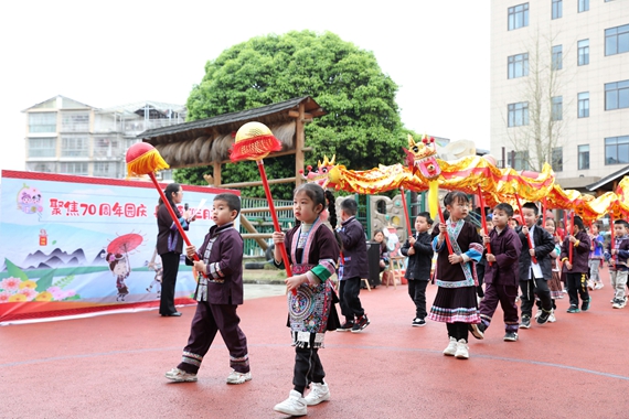 4月1日，在三江侗族自治县县直机关幼儿园，小朋友在舞龙狮。.jpg