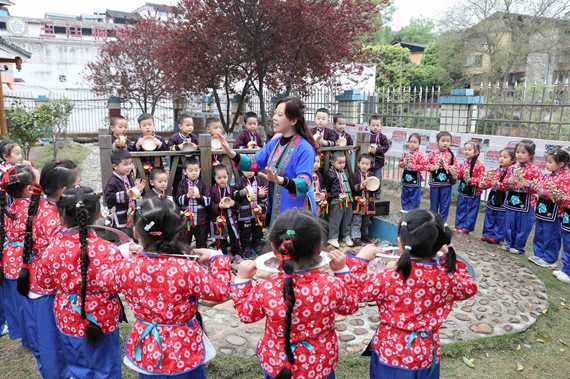 4月1日，在三江侗族自治县县直机关幼儿园，师生们在对歌。.jpg