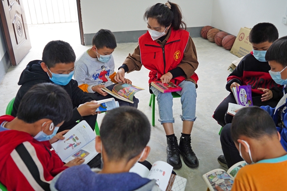 农家书屋志愿者带领小朋友阅读  李紫晴摄.JPG