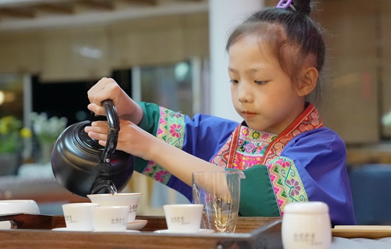 5月10日，在三江侗族自治县茶香书院，一名小茶艺师展示茶艺。3.jpg