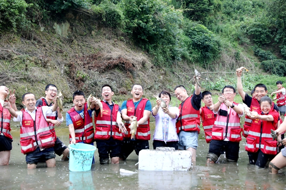 5月20日，在三江侗族自治县洋溪乡波里村，党员志愿者们在帮助农户捞鱼。5.JPG
