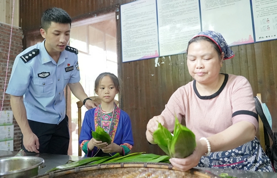 5月28日，在国家移民局产业振兴示范基地，学生在学习包粽子。2_proc.jpg