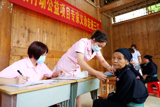 6月10日，在三江侗族自治县洋溪乡红岩村为当地妇女义诊1_proc.jpg