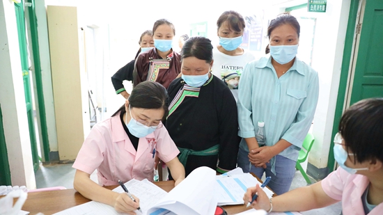 6月10日，在三江侗族自治县洋溪乡红岩村正在排队做“两癌”筛查的妇女_proc.jpg