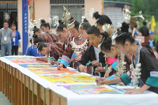 2018年8月在第二届侗族农民画艺术节上小朋友们正在画画。龚普康摄.JPG