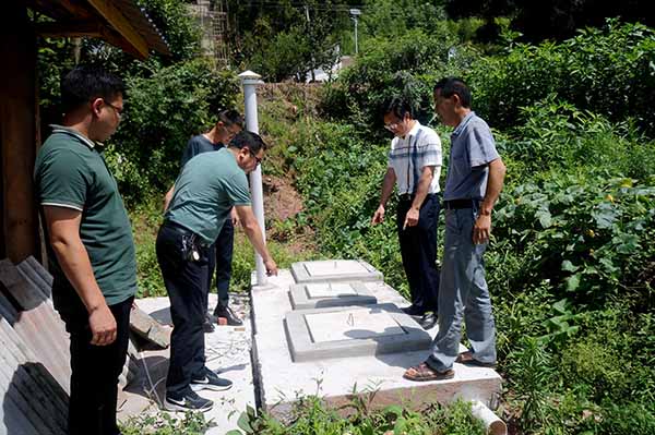 巫山县乡村振兴局一行对三格式厕所改造进行检查指导。.JPG
