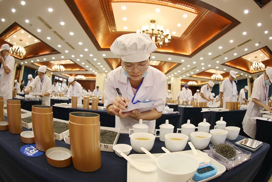 一名参赛选手在参加精制筛号茶拼配比赛。2_proc.jpg