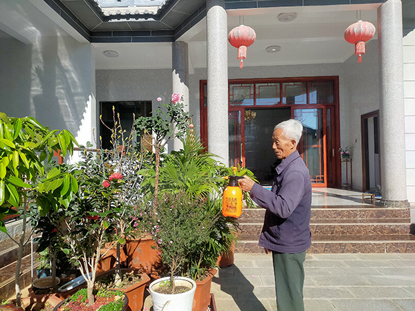 86岁高龄的老党员赵正春会说，美在老人们能聚在一起晒太阳拉白话享受幸福时光.jpg