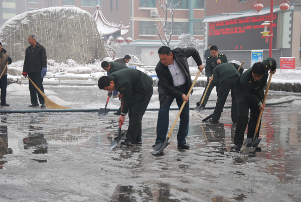 为确保社区道路通畅、居民出行安全，全体员工和村民一起清扫积雪（后八里沟村提供）.JPG
